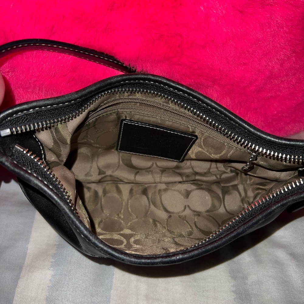 Elegant Black Leather Shoulder Bag - Picture 3 of 3
